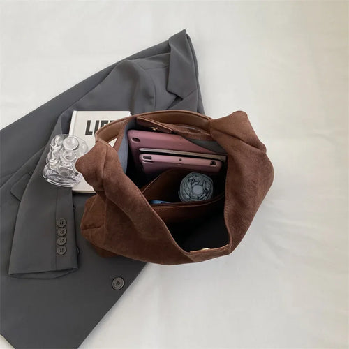 Olivia – Le sac suédine élégant et intemporel