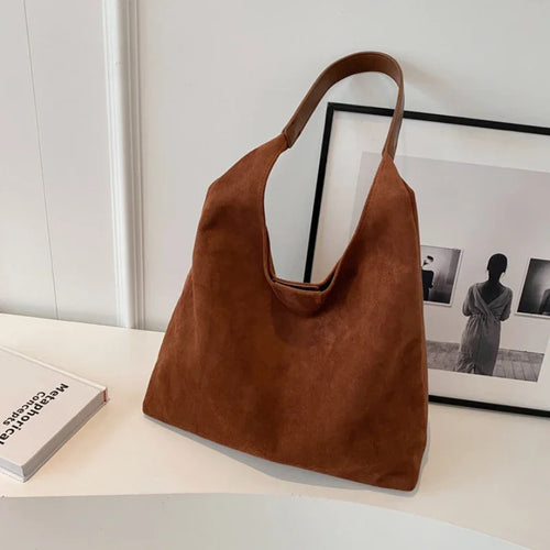 Olivia – Le sac suédine élégant et intemporel